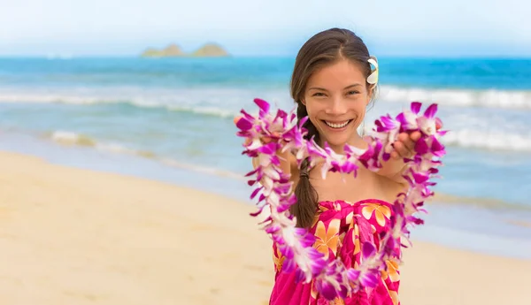 Hawaiianisches Lei-Mädchen schenkt Blumen als Willkommensgruß für Hawaii, ein Urlaubsziel am Strand. Glücklich asiatische Frau Hula Tänzer lächelnd Porträt — Stockfoto