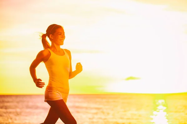 Běh fit Asijky běžec běhání na pláži západ slunce v záři slunečního svitu. Fitness sportovní dívka trénink ve slunečný den. Aspirační inspirativní hubnutí zdravý trénink obraz s jogger — Stock fotografie
