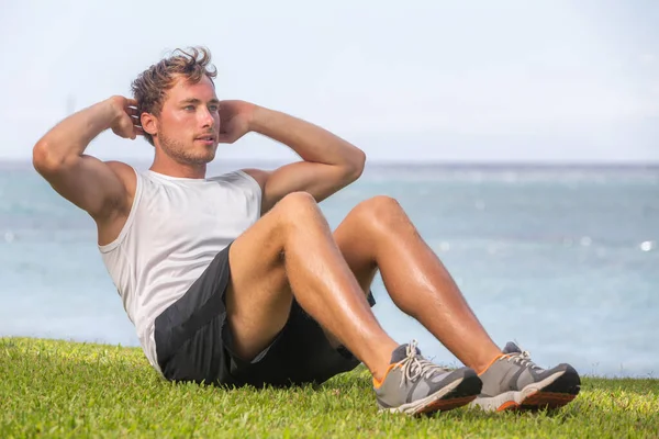 Fit man atlet trénink venku na trávě dělat situps pro břicha cvičení hubnutí břicha. Zdravý aktivní životní styl — Stock fotografie