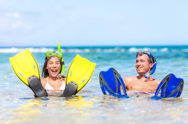 加勒比度假海滩上的一对有趣的夫妇带着潜水面罩在暑假游泳，参加海洋水上运动 — 图库照片