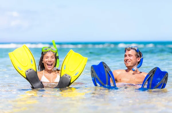 Caribbean vacation beach fun couple on summer holiday swimming with snorkel mask, ocean watersport activity — стоковое фото