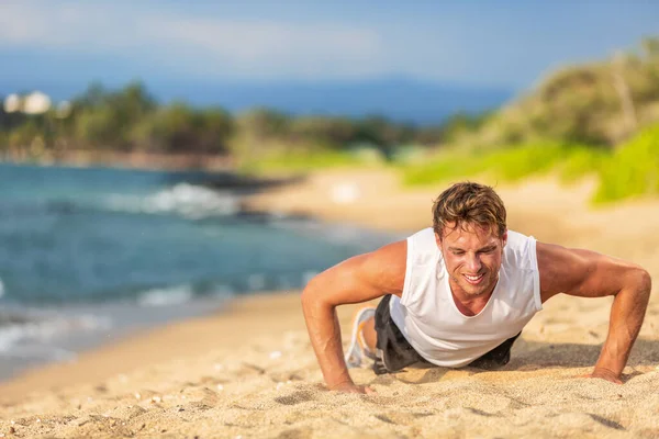 Fitness Träningsman träningsarmar gör armhävningar utomhus på stranden — Stockfoto