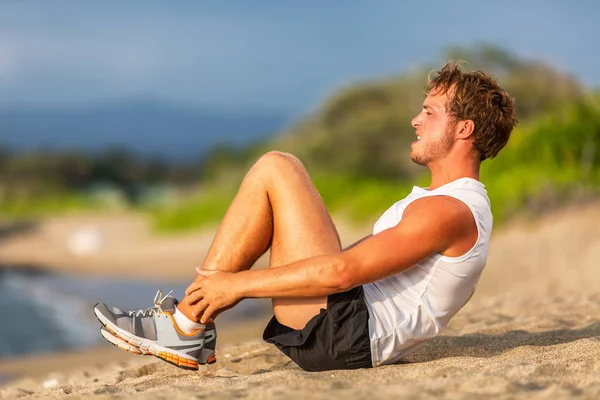 Abs προπόνηση ταιριάζει άνθρωπος κάνει crunches στην παραλία. Situps προπόνηση εύκολη απώλεια βάρους για το λίπος κοιλιά αρσενικό αθλητή που εργάζονται έξω — Φωτογραφία Αρχείου