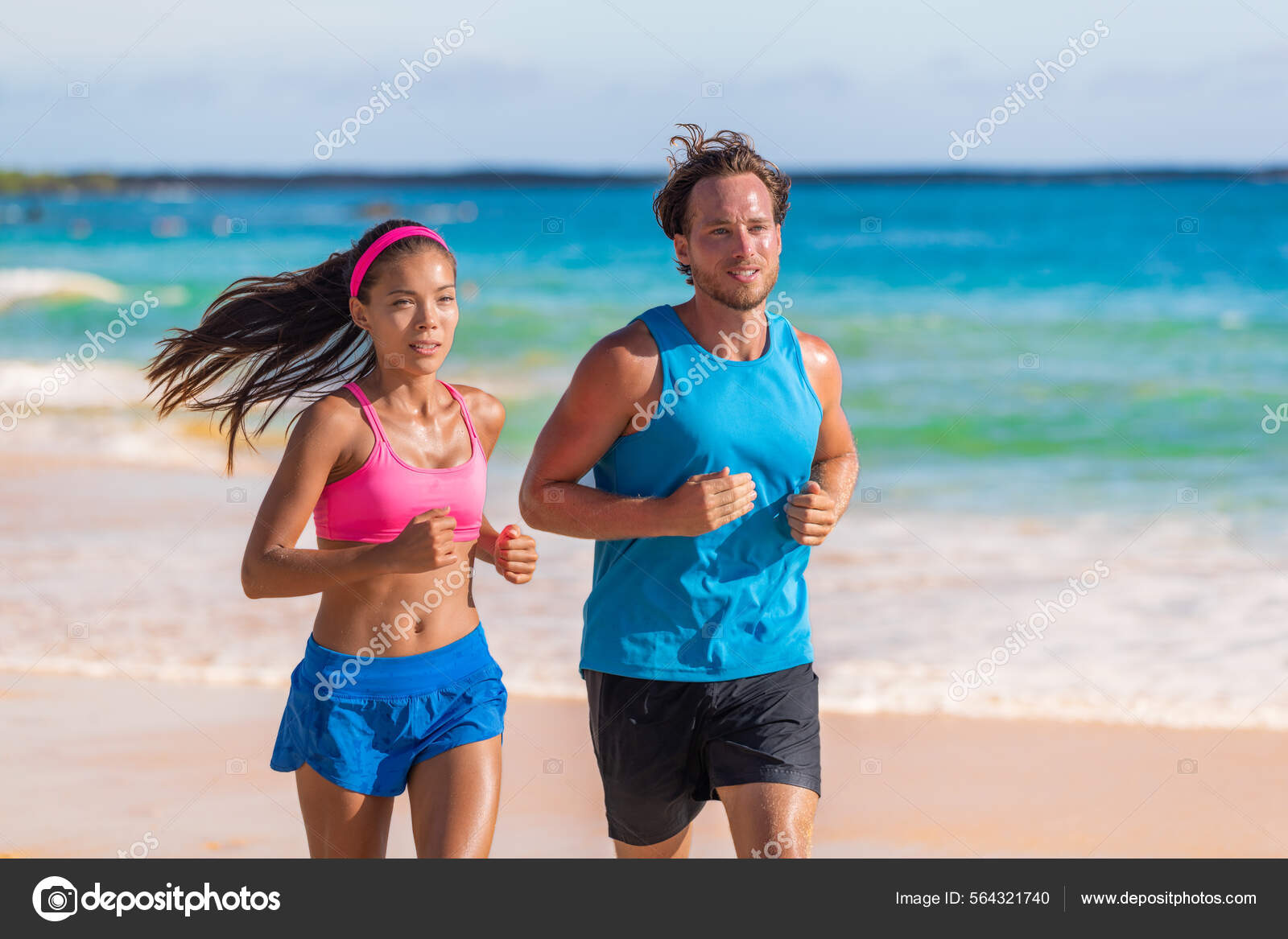 Atletas corredores corriendo entrenamiento en la playa sudoración