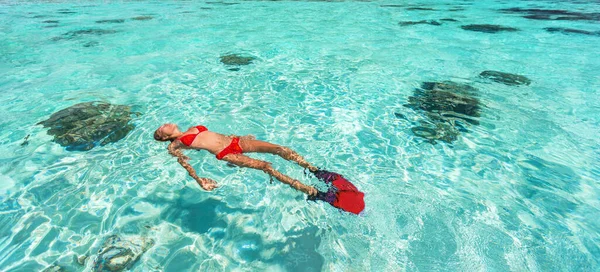 Mujer de snorkel nadando en el mar turquesa relajante flotando en vacaciones de viaje de lujo por encima de los arrecifes de coral submarinos. Buceo deporte acuático estilo de vida activo bandera —  Fotos de Stock