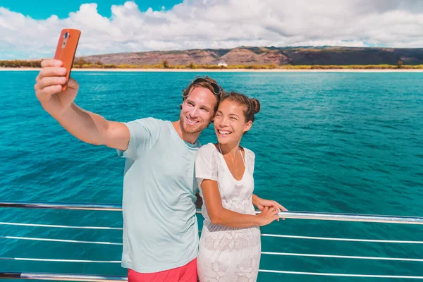 Crucero selfie vacaciones felices turistas tomando fotos con el teléfono en ferry viaje en barco. Pareja interracial Mujer asiática, Hombre caucásico —  Fotos de Stock