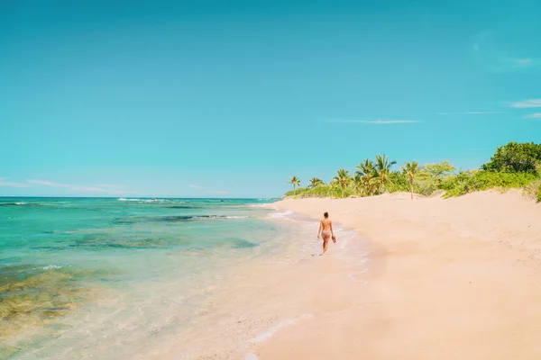 Caribe playa viaje destino de vacaciones mujer turista caminando solo en la costa aislada en la escapada tropical —  Fotos de Stock