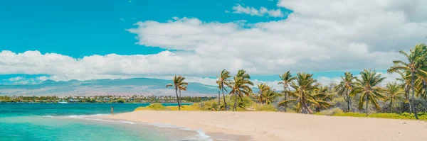 Гавайський пляжний панорамний торговий прапор жінки-туристки, що йде по ізольованому березі у Вайколоа (Великий острів, США). — стокове фото