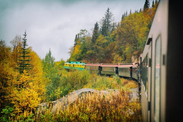 White Pass and Yukon route railroad train ride on old transport rails in Alaska, USA. Nature landscape of Alaska travel cruise excursion. — Stock Photo, Image