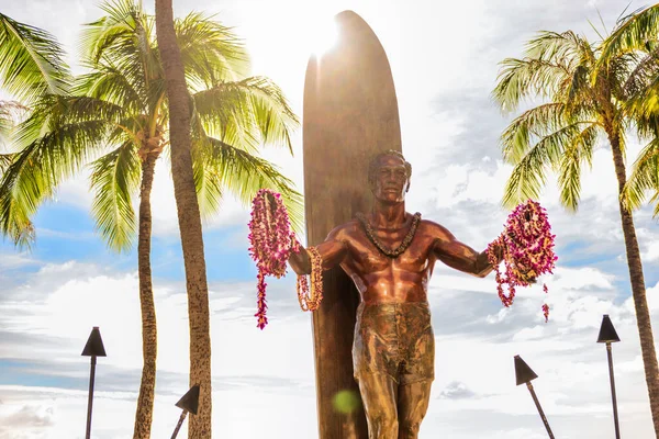 Waikiki Beach Honolulu Oahun, Hawaii Kahanamoku herceg szobra. Utazz Hawaii-ra. Híres turisztikai attrakció és szörfözés mérföldkő az USA-ban — Stock Fotó