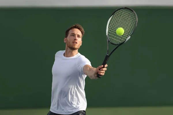 Hráč tenisu, který hraje tenis na venkovním hřišti ve fitness klubu. Mužský sport atlet zdravý životní styl — Stock fotografie