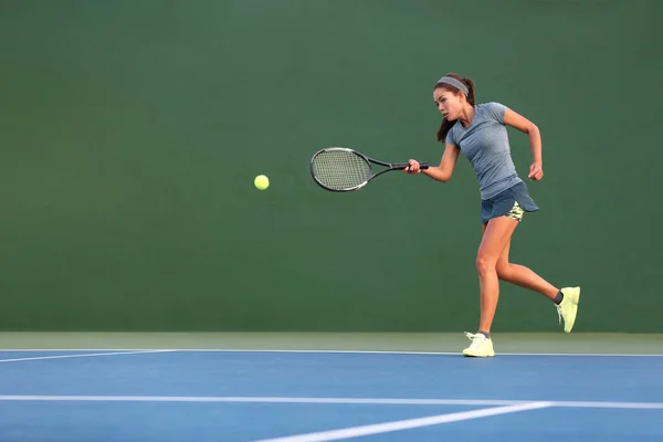 Tennis spelare man banner slå bollen med racket på grön horisontell kopia utrymme bakgrund. Sport idrottare utbildning forehand greppteknik på utomhus domstol — Stockfoto