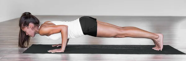 Yoga yapan kadın, şınav çeken tahta chaturanga dandasana sancağını eğitiyor. Yoga pozu veren kız kol ve vücut egzersizi yapıyor. Panoramik mahsul — Stok fotoğraf