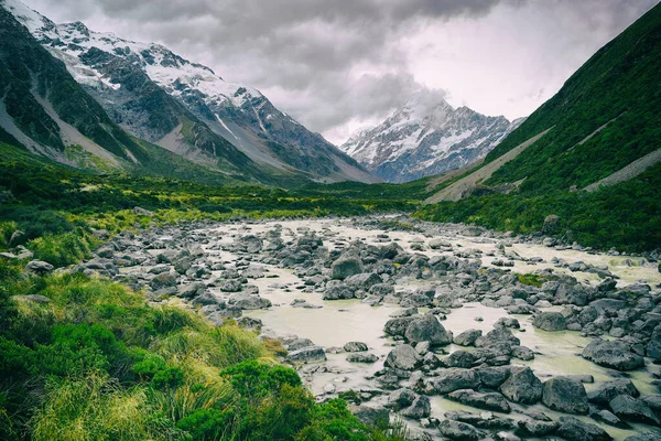 Hooker Valley Track hiking trail, New Zealand. River leading to Hooker lake with glacier over view of Aoraki Mount Cook National Park with snow capped mountains landscape. Summer nature — ストック写真