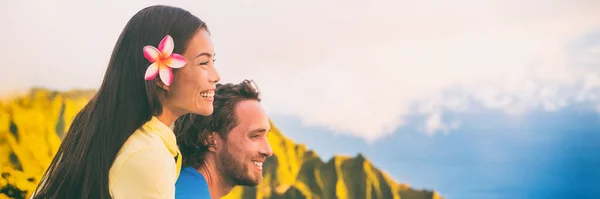 Szczęśliwa młoda para zakochana w lecie podróży USA. Dwoje wielorasowych amerykańskich dorosłych robiących zabawną panoramę na baner. Ludzie o zachodzie słońca — Zdjęcie stockowe