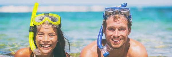 Snorkel vacaciones diversión gente nadando en el océano playa viaje panorama banner estilo de vida — Foto de Stock