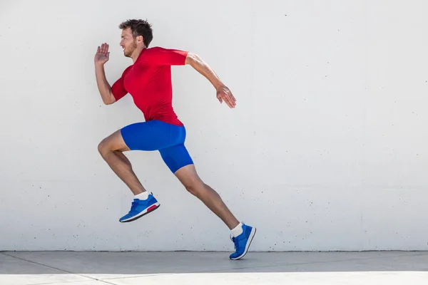 Koşan adam koşucu eğitimi açık şehir koşusu duvar arkası boyunca koşuyor. Kentsel sağlıklı aktif yaşam tarzı. Erkek sporcu sprint hiit yüksek yoğunluklu antrenman yapıyor.. — Stok fotoğraf
