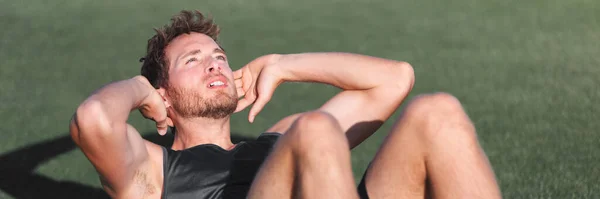 Ajuste el entrenamiento del hombre en el gimnasio de fitness haciendo sentup crujidos en la esterilla de ejercicio. Ejercicios de peso corporal. Vida sana y deportiva. Hombre haciendo ejercicios abdominales de pérdida de peso para los músculos abdominales. Cultivo de banderas. —  Fotos de Stock