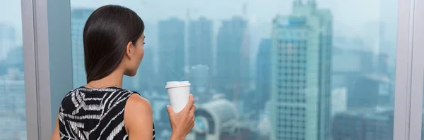 Mujer bebiendo café mirando el horizonte de la ciudad — Foto de Stock