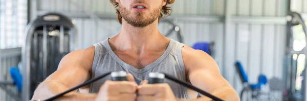 Fitness muž síla tréninkový kabel v posilovně banner — Stock fotografie