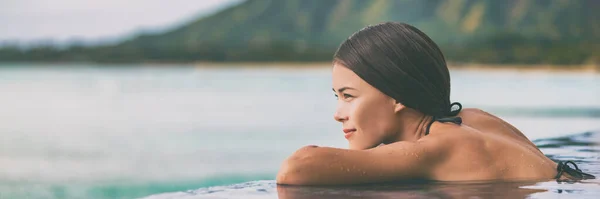 Lüks tatilci kadın plaj gezisinde sonsuz yüzme havuzunda dinleniyor. Asyalı turist kız sağlıklı yaşam kaplıcası dışarıda doğa afişi panoramasında — Stok fotoğraf
