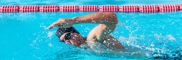 Schwimmbadsport Krabbelschwimmer Sportler Banner. Mann macht Freestyle-Schlagtechnik im Wasserbecken Bahn-Training für den Wettbewerb. Gesunder aktiver Lebensstil Panorama-Header für Kopierraum — Stockfoto