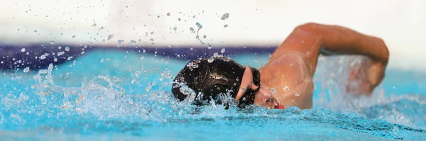 Triathlon Fitness atleta trening pływanie w basenie fal w centrum fitness siłowni. Pływak pływający w błękitnej wodzie panorama baner. Sport i fitness ćwiczenia cardio — Zdjęcie stockowe