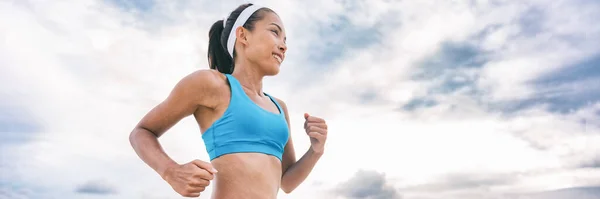 Glad asiatisk löparflicka träning utanför jogging morgon körning. Aktiv hälsosam livsstil människor banner panorama Stockbild