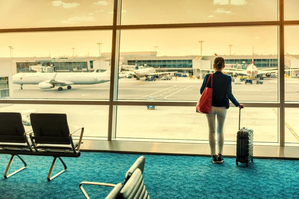 Zakenvrouw ontspannen op de luchthaven lounge — Stockfoto