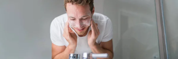 Homem lavando banner panorama rosto. Limpeza da pessoa com detergente facial lavar o sabão na pia do banheiro em casa — Fotografia de Stock