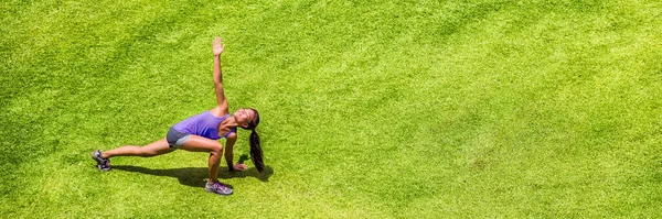 Fitness mujer estiramiento yoga ejercicio panorama — Foto de Stock