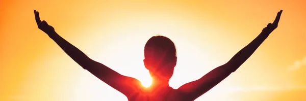 Wolność kobieta z otwartymi ramionami sylwetka przed zachodem słońca baner. Dziewczyna od jogi salutuje na słońcu. Beztroska osoba żyjąca wolnym życiem. Panorama pozioma sztandar uprawy koncepcji wolności sukcesu — Zdjęcie stockowe
