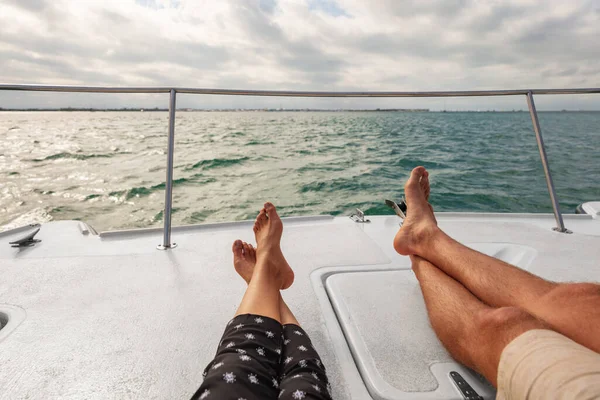 Yachtboot-Lifestyle-Paar entspannt auf Kreuzfahrtschiff im Hawaii-Urlaub. Zwei Touristenfüße entspannen sich im Sommerurlaub — Stockfoto