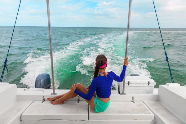 Viaje en barco excursión turista mujer relajante en la cubierta de catamarán de lancha, Florida, EE.UU. vacaciones de verano —  Fotos de Stock
