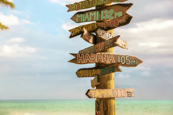 Key West Zachary Beach Tourist travel sign post, Florida summer vacation background, USA — 스톡 사진