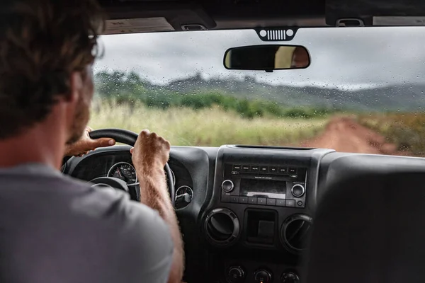 Man bestuurder rijden off-road trail pad met 4x4 auto op avontuurlijke reis vakantie. Hawaï rijden in de regen slecht weer — Stockfoto