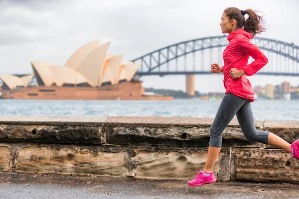 Runner fit aktive Lifestylefrau joggt auf Sydney Harbour neben dem Opernhaus berühmte Touristenattraktion Wahrzeichen. Stadtleben — Stockfoto