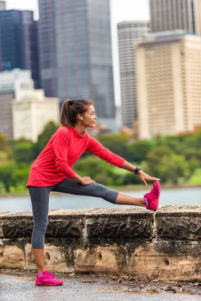 Ciudad corriendo estilo de vida saludable corredor mujer estirando las piernas ejercicio para correr en el fondo urbano. Sydney, Australia, viaje. Asiático deporte chica —  Fotos de Stock