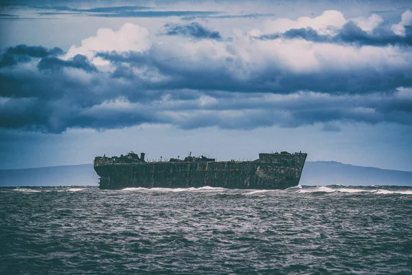 Shipwreck Beach in Lanai eiland, Hawaii, Verenigde Staten reizen. Oud scheepswrak in de oceaan — Stockfoto