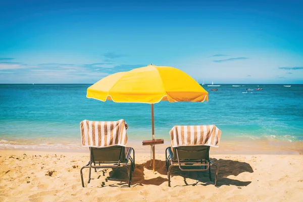 Strandurlaub Liegestühle unter Sonnenschirm Urlaub Hintergrund. Tropisches Reiseziel im Sommer — Stockfoto