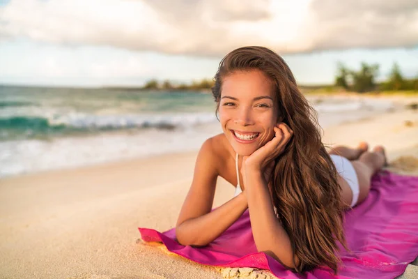 Feliz modelo de bikini asiático wwoman relajante en vacaciones de verano tumbado en la toalla de playa, viajes a Hawaii —  Fotos de Stock