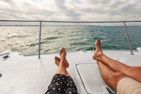 Yacht stile di vita barca coppia relax sulla nave da crociera in vacanza Hawaii. Due piedi di turisti relax fuga godendo di vacanza estiva Foto Stock Royalty Free