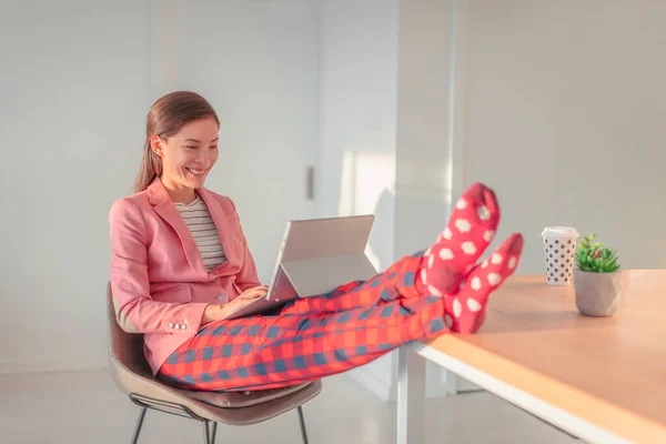 Otthon dolgozik Ázsiai nő streaming videokonferencia online pizsamában öltöny blézer a távoli munka. Vicces világjárvány életmód koncepció — Stock Fotó