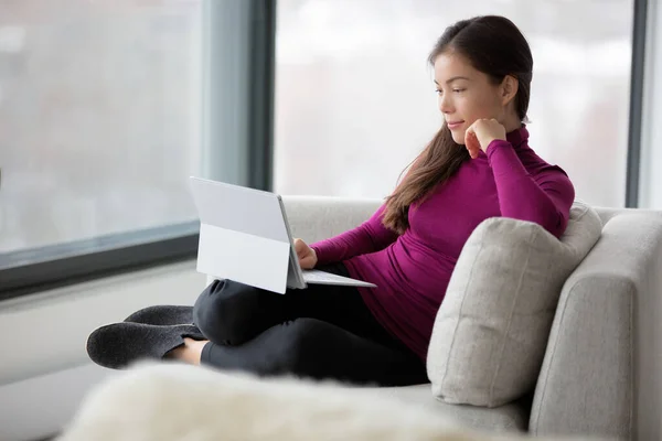 Werken thuis gelukkig aziatische vrouw met behulp van laptop computer afstandsbediening werken online of studeren klasse. — Stockfoto