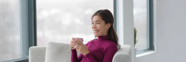 Mulher asiática feliz relaxante beber xícara de café sentado na confortável sala de estar. Banner panorâmico Luxury Home lifestyle. — Fotografia de Stock