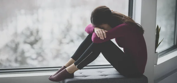 Droevig huilende jonge vrouw verbergt gezicht in verdriet alleen thuis in isolatie. Geestelijke gezondheidsprobleem sociale angst paniekaanval ptsd effecten van de coronavirus pandemie. — Stockfoto