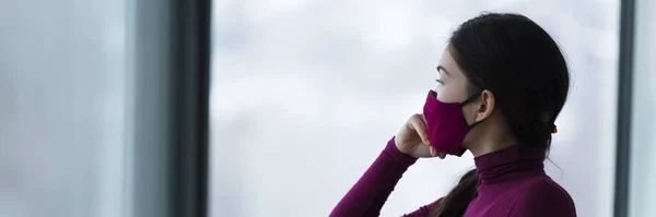 Mujer asiática usando máscara durante coronavirus pensamiento pensativo sobre los crímenes de odio anti-asiáticos en aumento en la sociedad debido al racismo del virus corona. Banner panorámico. — Foto de Stock