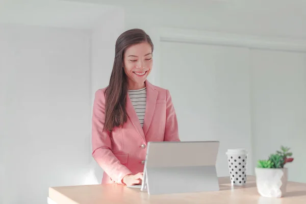 Távmunka Ázsiai nő dolgozik otthonról irodai laptopon az állóasztalnál. Boldog üzletasszony használja a számítógépet az online banki. — Stock Fotó
