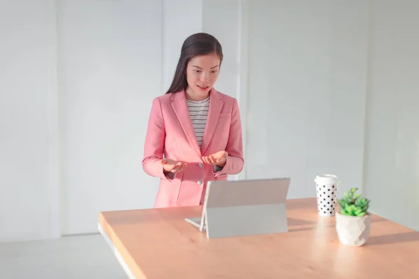 Videoconferencia presentación online Mujer de negocios asiática hablando enseñando webinar en vivo desde casa streaming de oficina desde el ordenador portátil en el escritorio de pie explicando con gestos. — Foto de Stock