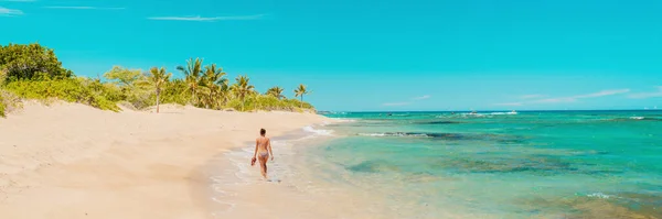 Strandpanorama-Reisebanner einer Touristin, die allein an einer abgelegenen Küste im tropischen Karibik-Urlaubsziel wandert — Stockfoto